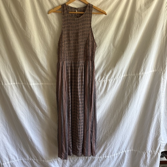 Patterned Halter Neck Dress - Picture 4 of 8